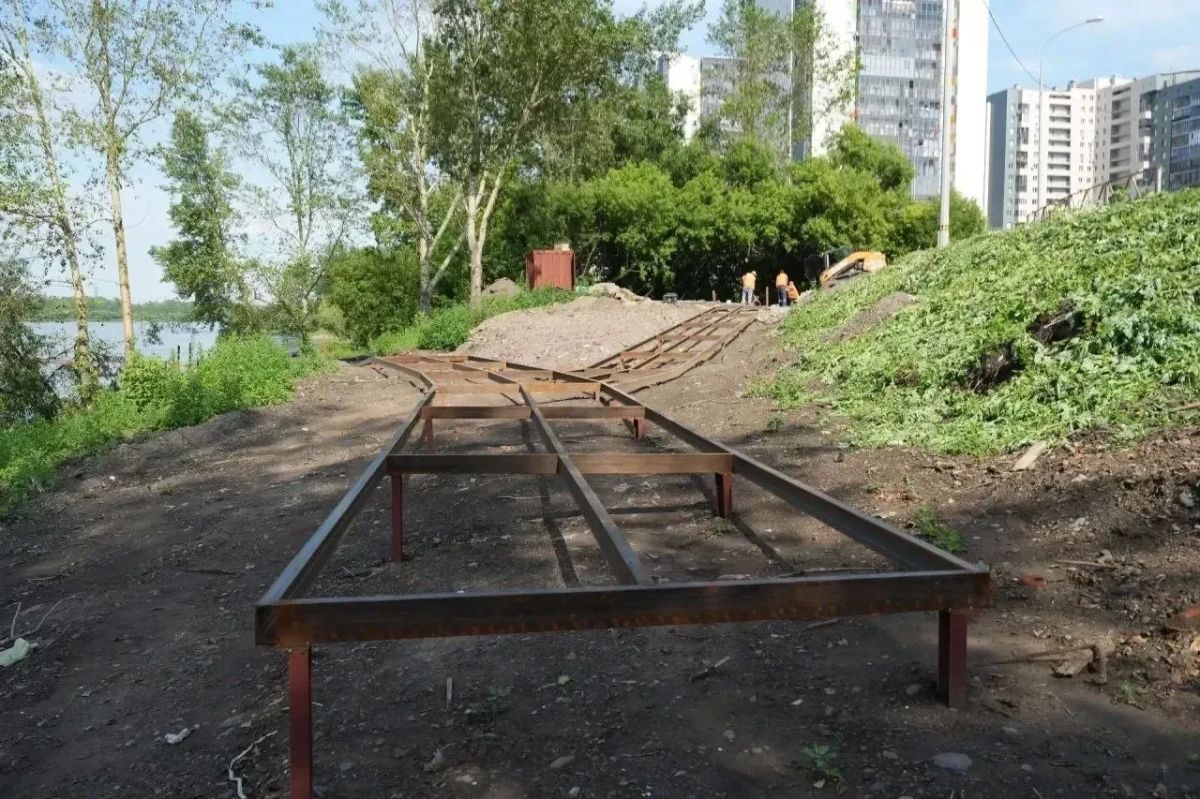 На правом берегу у Октябрьского моста появится более полукилометра новой набережной На правом берегу у Октябрьского моста появится более полукилометра новой набережной