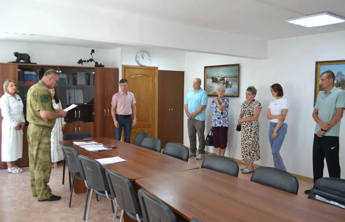 Награды – семьям героев. В кабинете главы района Владислава Кондратенко военный комиссар Манско-Уярского округа Григорий Игнатенко вручил государственные награды семьям участников специальной военной операции, которые... Награды – семьям героев. В кабинете главы района Владислава Кондратенко военный комиссар Манско-Уярского округа Григорий Игнатенко вручил государственные награды семьям участников специальной военной операции, которые...