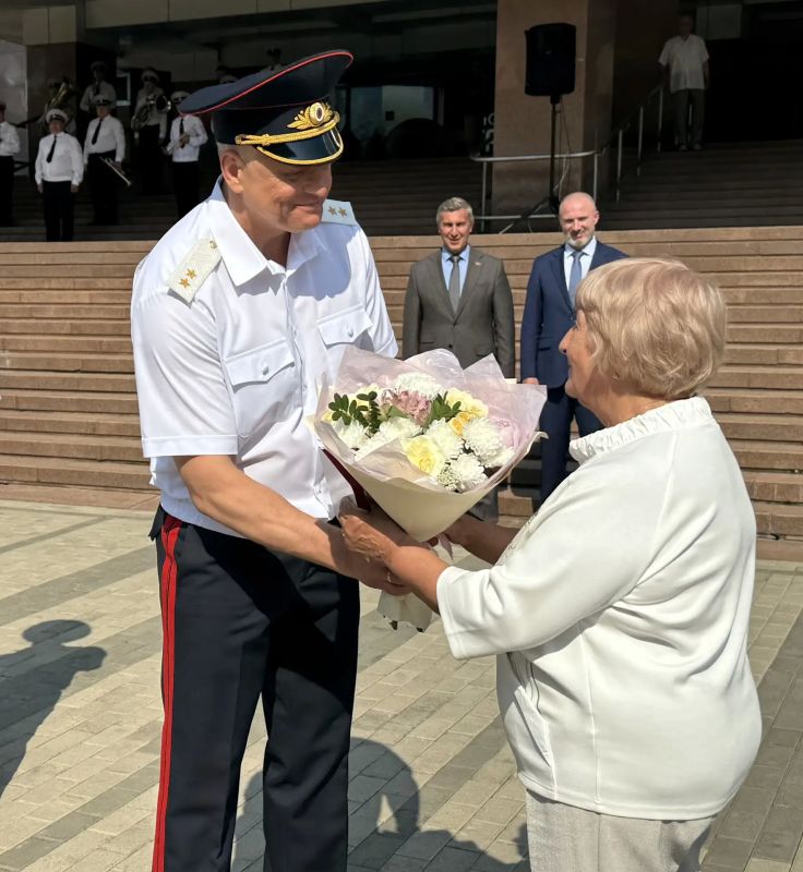 В Красноярске состоялся гарнизонный развод в честь 90-летнего юбилея Госавтоинспекции В Красноярске состоялся гарнизонный развод в честь 90-летнего юбилея Госавтоинспекции