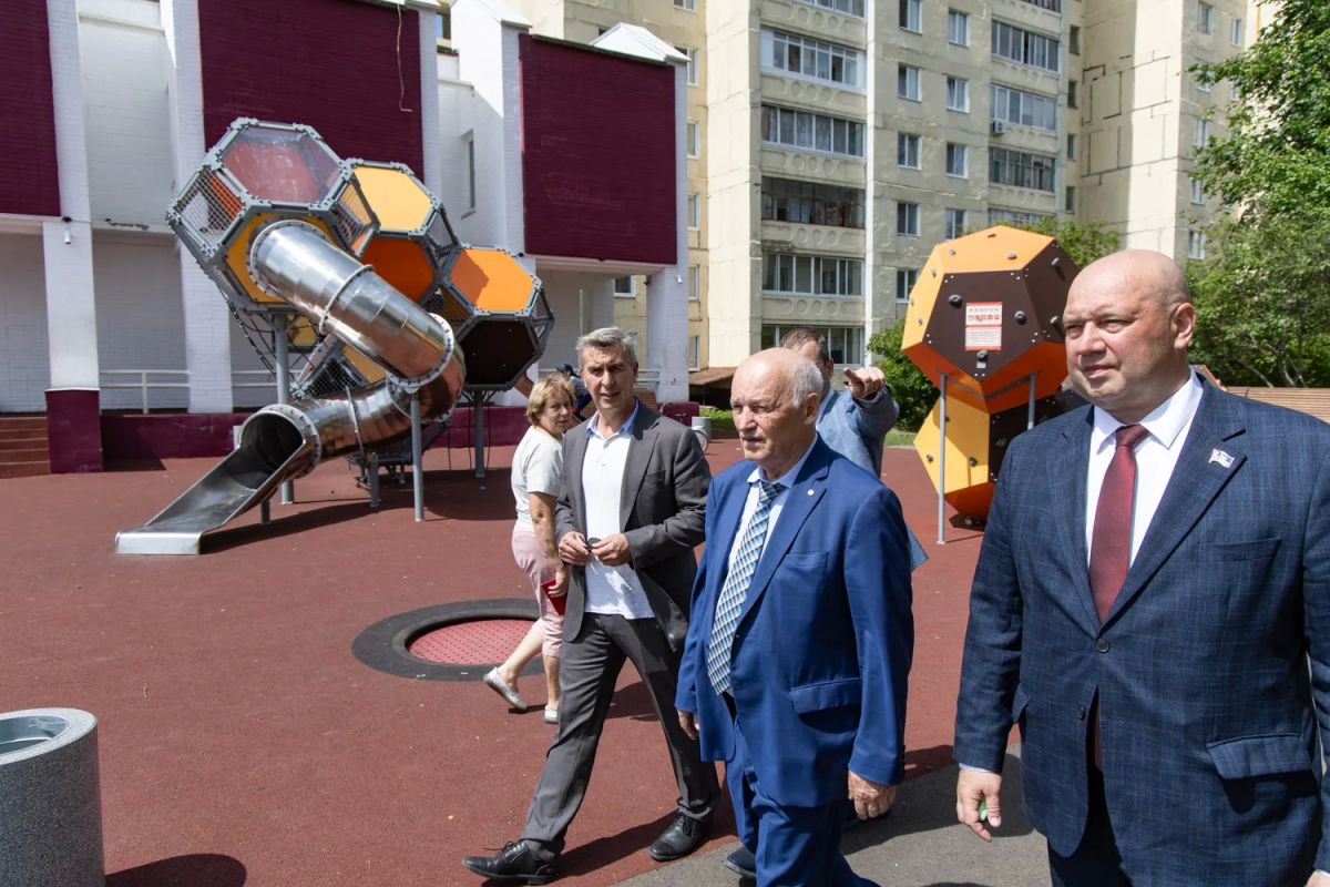 Вместе с коллегой, депутатом краевого парламента Сергеем Филимоновым оценили, как идёт благоустройство Зеленогорска Вместе с коллегой, депутатом краевого парламента Сергеем Филимоновым оценили, как идёт благоустройство Зеленогорска