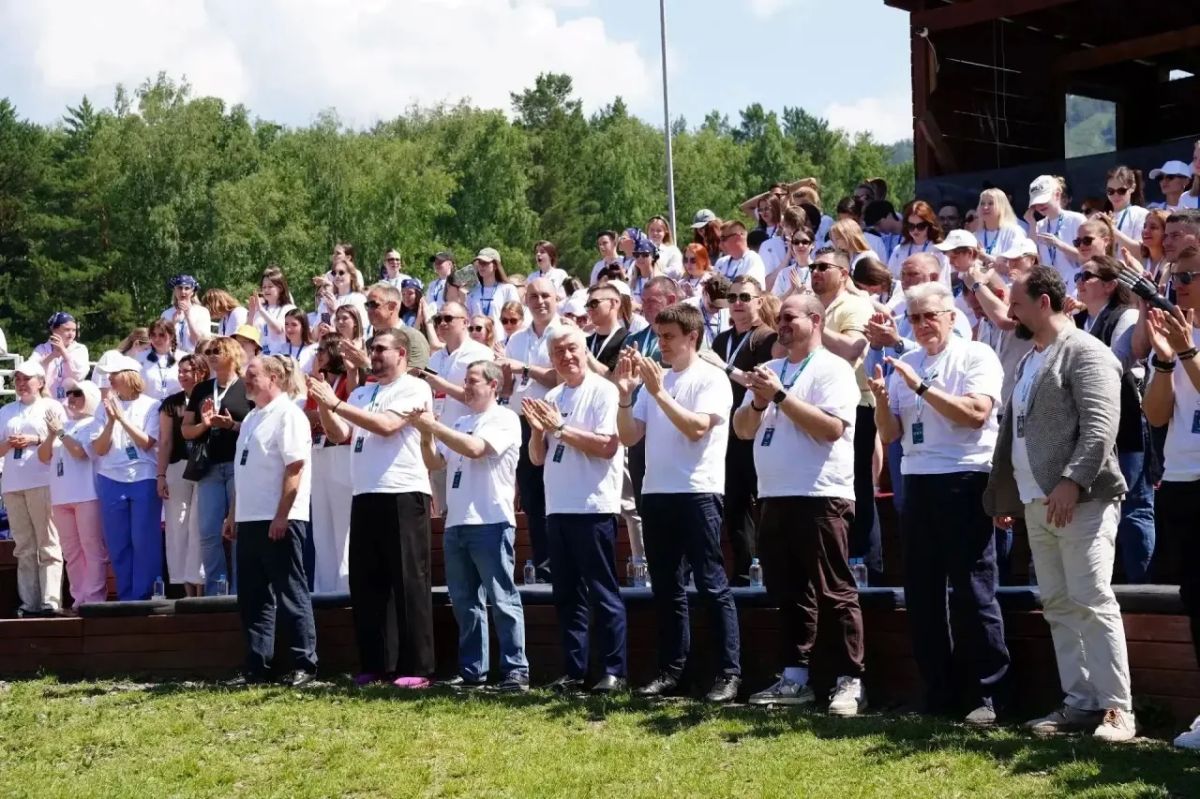 Вице-премьер Красноярского края Владимир Бахарь принял участие в открытии смены «ФинЗОЖ» на Бирюсе