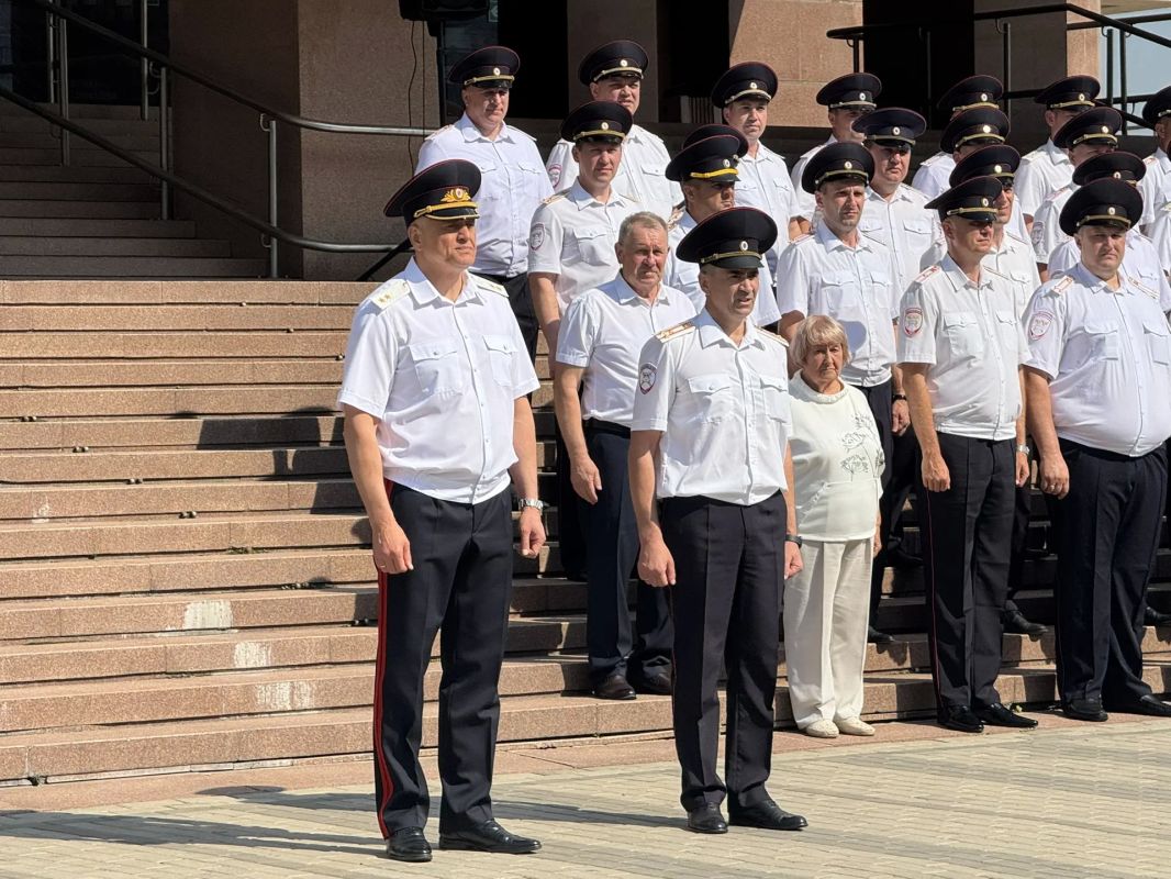 В Красноярске состоялся гарнизонный развод в честь 90-летнего юбилея Госавтоинспекции В Красноярске состоялся гарнизонный развод в честь 90-летнего юбилея Госавтоинспекции