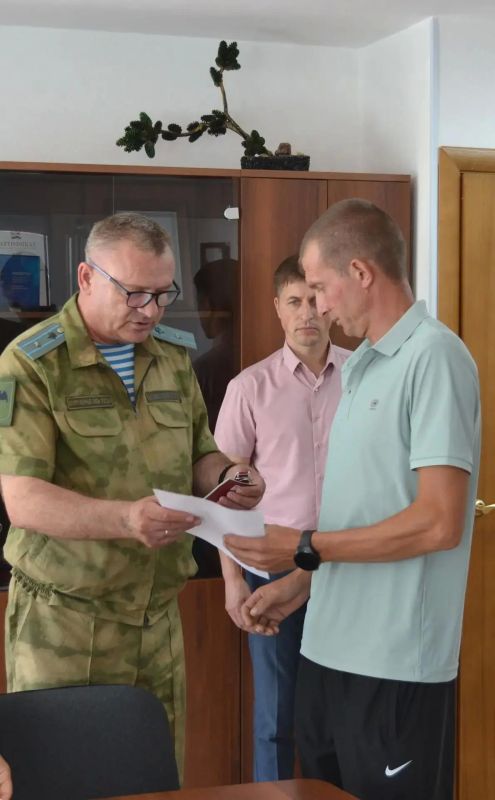 Награды – семьям героев. В кабинете главы района Владислава Кондратенко военный комиссар Манско-Уярского округа Григорий Игнатенко вручил государственные награды семьям участников специальной военной операции, которые... Награды – семьям героев. В кабинете главы района Владислава Кондратенко военный комиссар Манско-Уярского округа Григорий Игнатенко вручил государственные награды семьям участников специальной военной операции, которые...