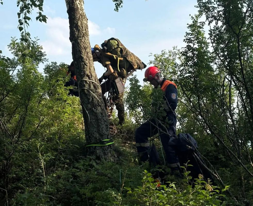50-летний турист повис на страховочном тросе, пытаясь покорить скалу в Красноярске