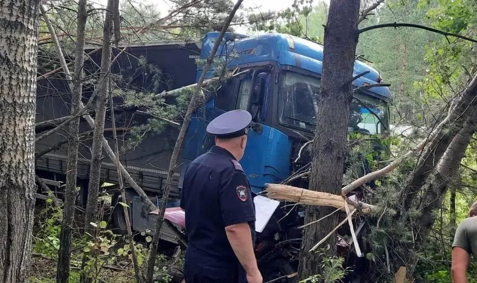 «Жигули» бесправника с тремя пассажирами смяло фурой на востоке от Красноярска «Жигули» бесправника с тремя пассажирами смяло фурой на востоке от Красноярска