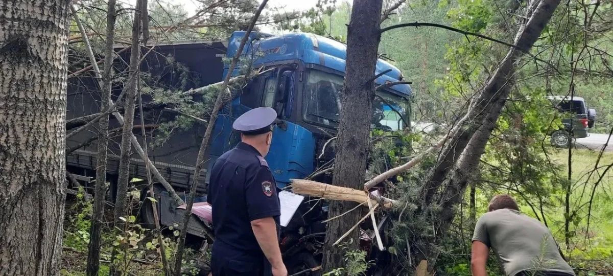 Четыре человека погибли в жестком ДТП с фурой в Красноярском крае, сообщили в полиции Четыре человека погибли в жестком ДТП с фурой в Красноярском крае, сообщили в полиции