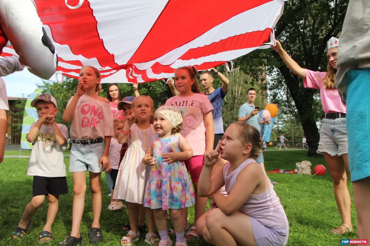 Накануне на площадках «ЯРких БЕРЕГОВ» в Юдинском парке красноярцы отметили День семьи, любви и верности Накануне на площадках «ЯРких БЕРЕГОВ» в Юдинском парке красноярцы отметили День семьи, любви и верности