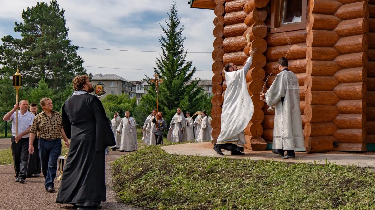 В посёлке Кедровый после двух разрушительных пожаров вновь открылся храм святых Петра и Февронии В посёлке Кедровый после двух разрушительных пожаров вновь открылся храм святых Петра и Февронии