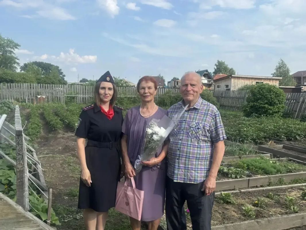 В честь Дня семьи, любви и верности полицейские со всех уголков Красноярского края поздравляют с праздником любви В честь Дня семьи, любви и верности полицейские со всех уголков Красноярского края поздравляют с праздником любви