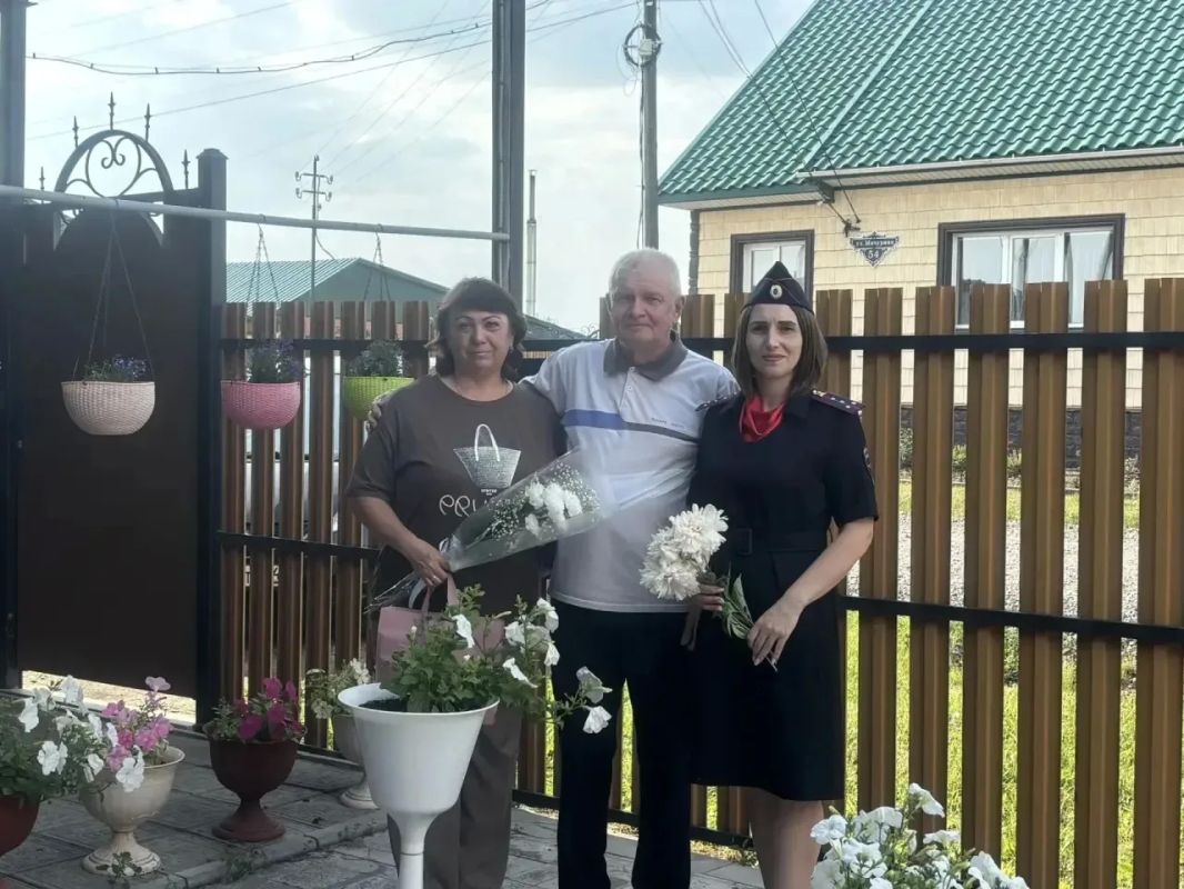 В честь Дня семьи, любви и верности полицейские со всех уголков Красноярского края поздравляют с праздником любви В честь Дня семьи, любви и верности полицейские со всех уголков Красноярского края поздравляют с праздником любви