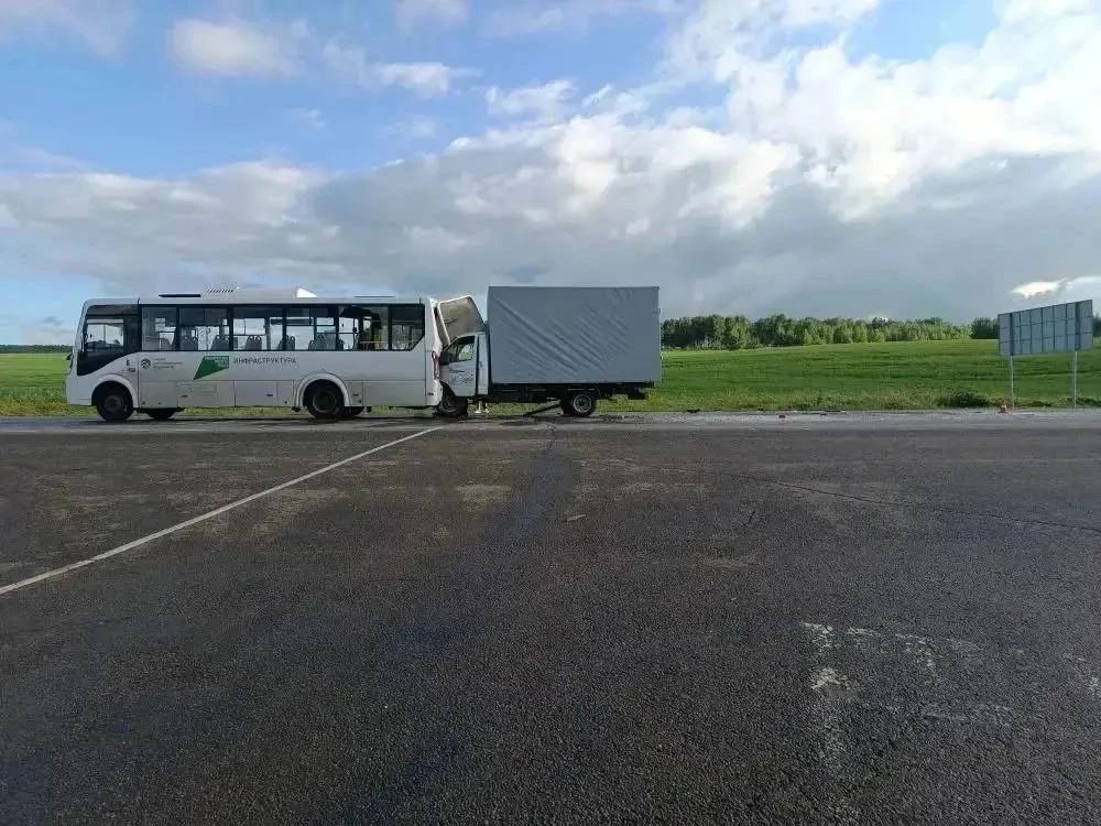 На обходе Канска накануне вечером произошло ДТП с пассажирским автобусом, в котором пострадали три человека На обходе Канска накануне вечером произошло ДТП с пассажирским автобусом, в котором пострадали три человека