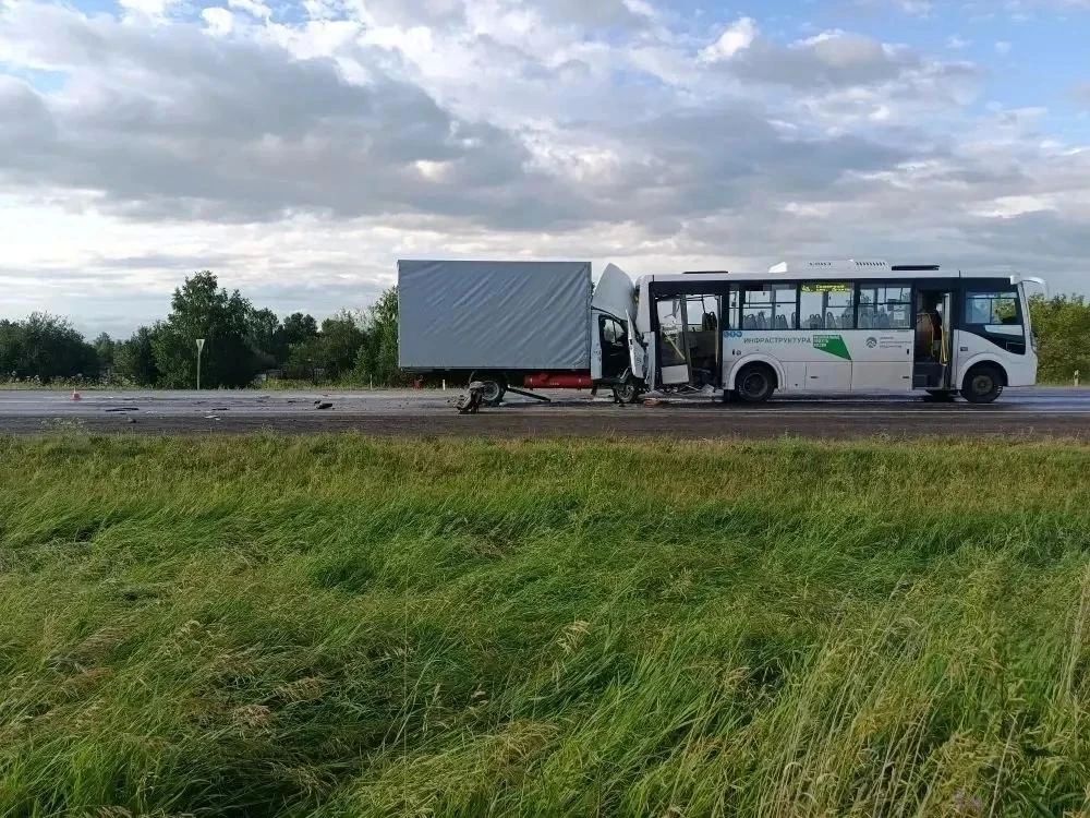 Сотрудники полиции устанавливают обстоятельства ДТП с пассажирским автобусом на обходе Канска, в котором пострадали три человека Сотрудники полиции устанавливают обстоятельства ДТП с пассажирским автобусом на обходе Канска, в котором пострадали три человека