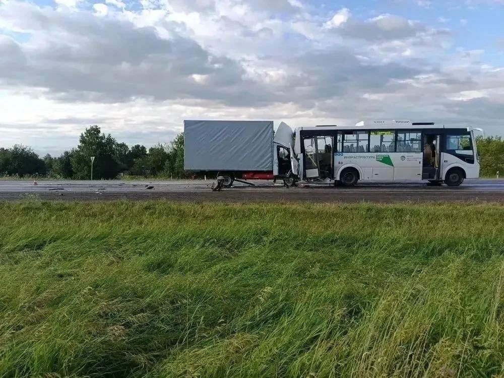 На обходе Канска накануне вечером произошло ДТП с пассажирским автобусом, в котором пострадали три человека