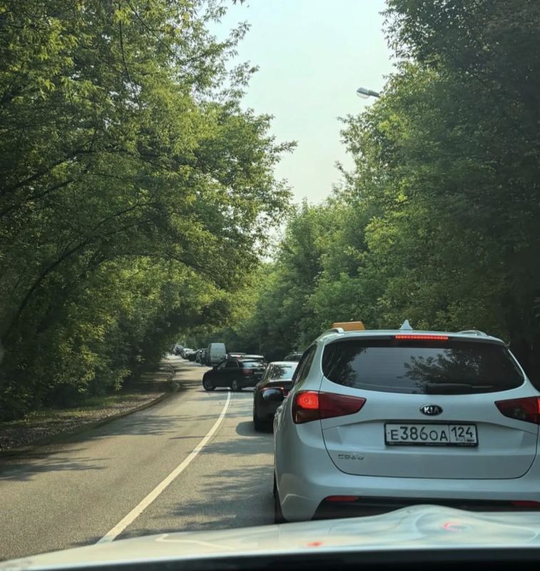 Красноярск и пригородные трассы парализовало пробками из-за визита Медведева