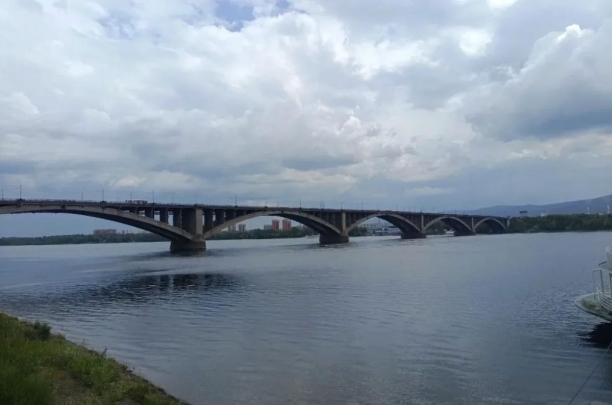 Водитель катера избил мужчину веслом и пытался его переехать на Енисее