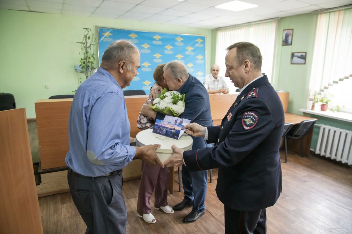 С теплом и благодарностью: руководство Главка поздравило семьи ветеранов МВД С теплом и благодарностью: руководство Главка поздравило семьи ветеранов МВД