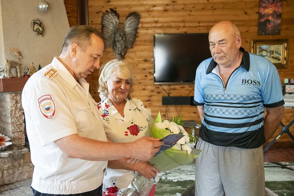 С теплом и благодарностью: руководство Главка поздравило семьи ветеранов МВД С теплом и благодарностью: руководство Главка поздравило семьи ветеранов МВД