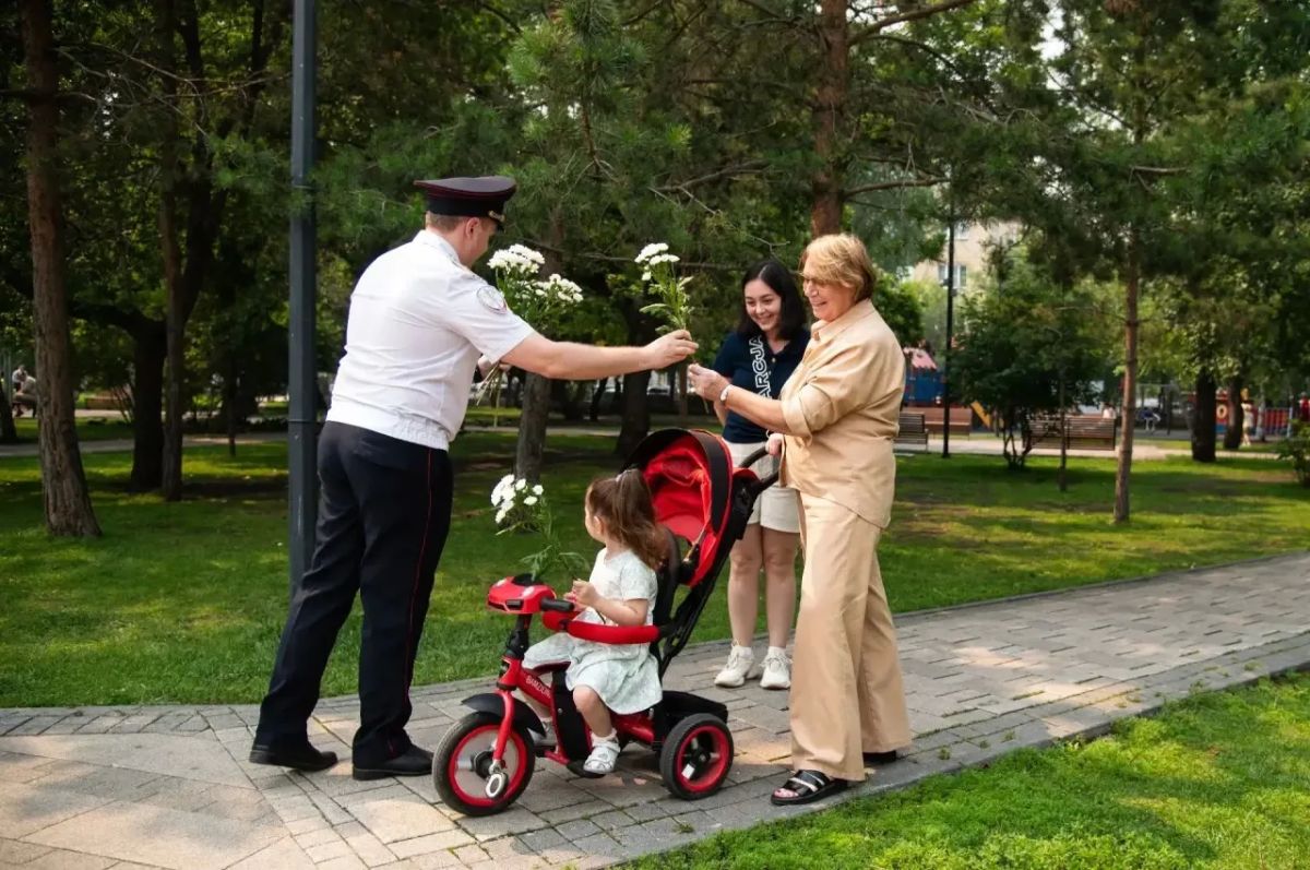 В День семьи, любви и верности полицейские организовали праздничную акцию в центре Красноярска В День семьи, любви и верности полицейские организовали праздничную акцию в центре Красноярска