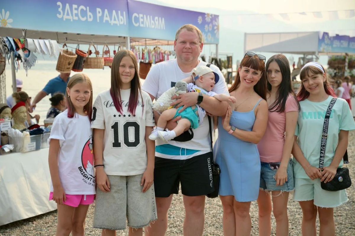 #ЗдесьРадыСемьям. Красивые, нежные, сибирские! Смотрим фотографии со Дня семьи, любви и верности — и не можем налюбоваться #ЗдесьРадыСемьям. Красивые, нежные, сибирские! Смотрим фотографии со Дня семьи, любви и верности — и не можем налюбоваться