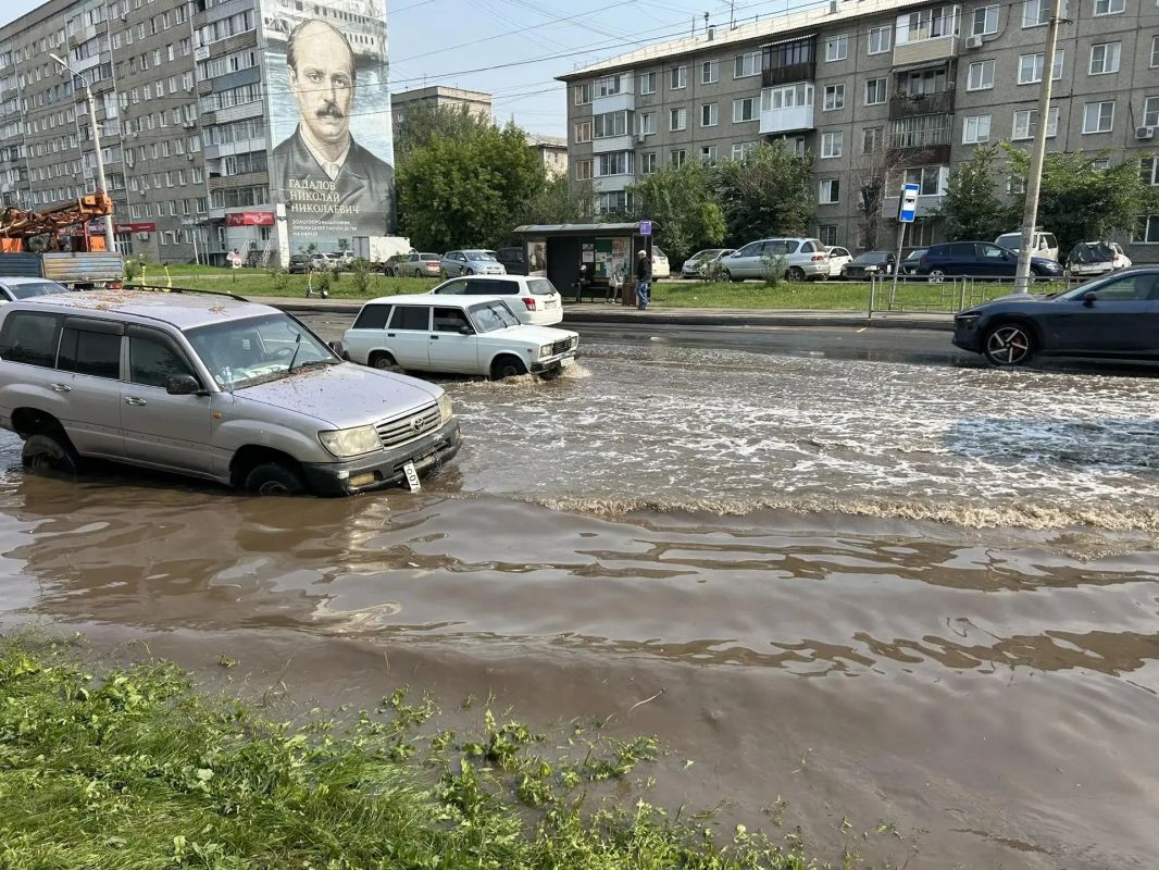Красноярск и окрестности продолжает топить Первые кадры — улица Железнодорожников сегодня утром. По пешеходному переходу больше не пройти, а машины теряют номера в лужах Красноярск и окрестности продолжает топить Первые кадры — улица Железнодорожников сегодня утром. По пешеходному переходу больше не пройти, а машины теряют номера в лужах