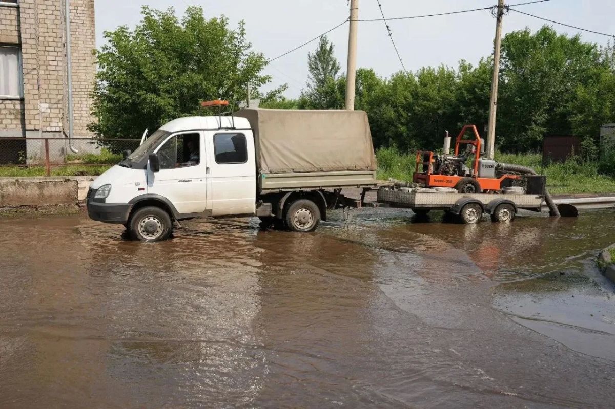 Уровень Качи снижается, коммунальщики продолжают откачку воды Уровень Качи снижается, коммунальщики продолжают откачку воды