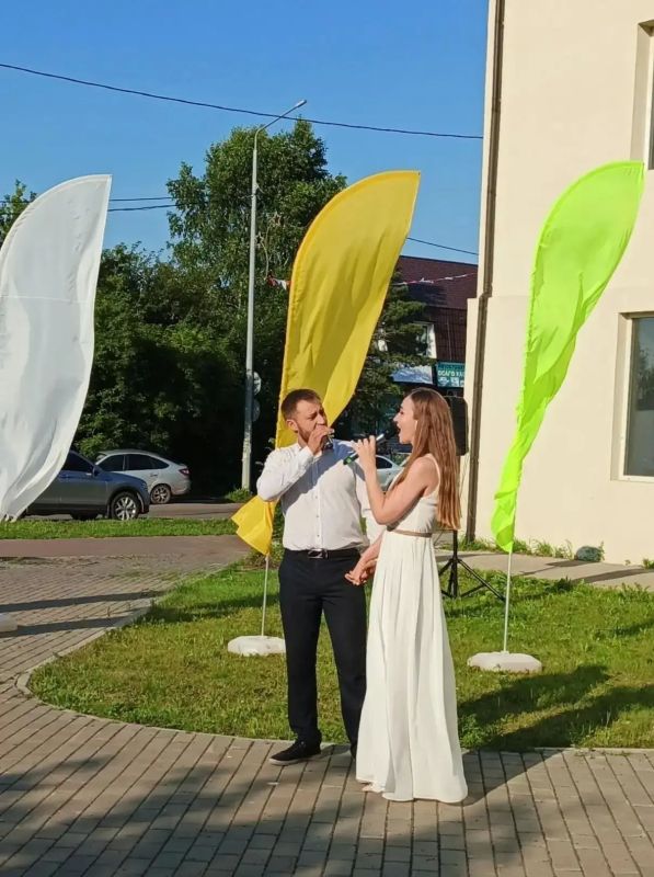 Спасибо за ваш пример!. День семьи, любви и верности превратил центральный сквер в настоящий островок тепла, улыбок, позитивного настроения Спасибо за ваш пример!. День семьи, любви и верности превратил центральный сквер в настоящий островок тепла, улыбок, позитивного настроения