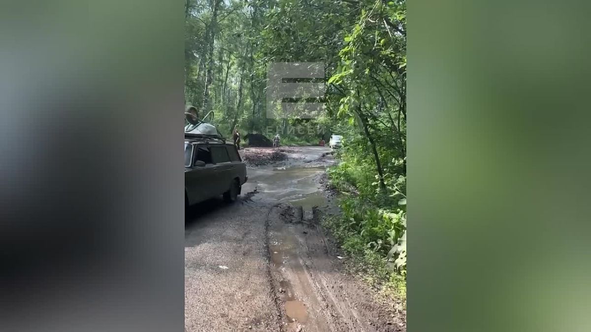 После ливней в Красноярске размыло дорогу на улице Стасовой