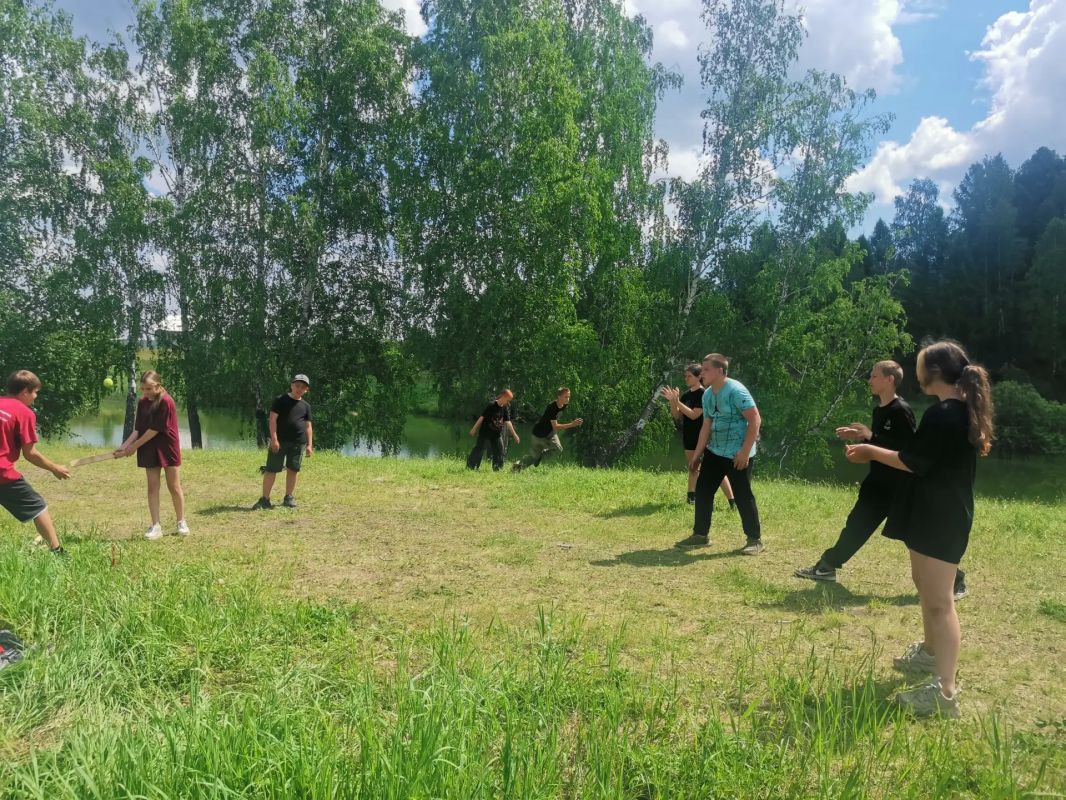 Занятия на свежем воздухе вместе с «Дворовым инструктором» Занятия на свежем воздухе вместе с «Дворовым инструктором»