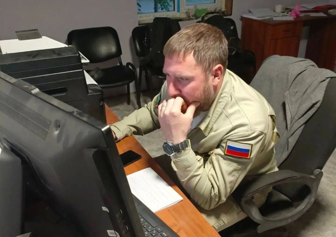 Закручиваются змейками вокруг пожаров десятки километров противопожарных полос, сделанные руками лесных пожарных Закручиваются змейками вокруг пожаров десятки километров противопожарных полос, сделанные руками лесных пожарных