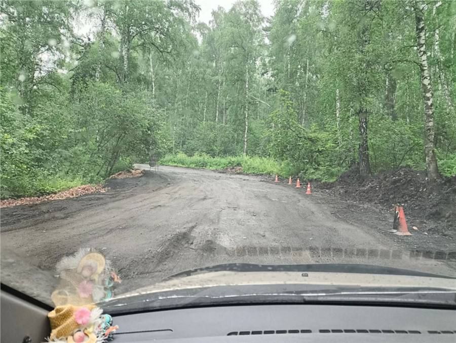 Проблемный участок на ул. Елены Стасовой в районе Юдинской долины снова подсыпали, движение легковых автомобилей осуществляется в обе стороны, автобусы 35 и 36 пока продолжают ходить по временной схеме через ул. Калинина