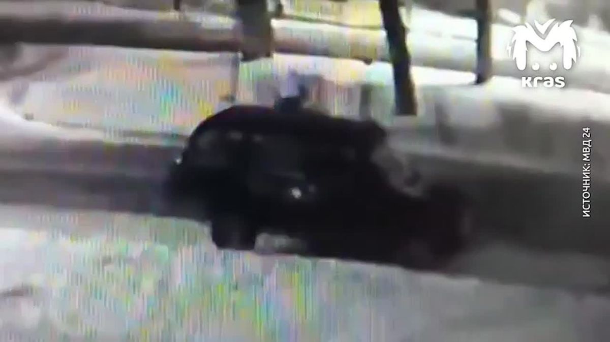 Ворюга вынес больше 100 вещей из чужой машины после аварии в Красноярске