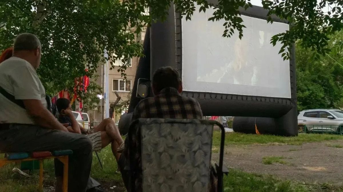 В Свердловском районе красноярцы посмотрели кино под открытым небом В Свердловском районе красноярцы посмотрели кино под открытым небом