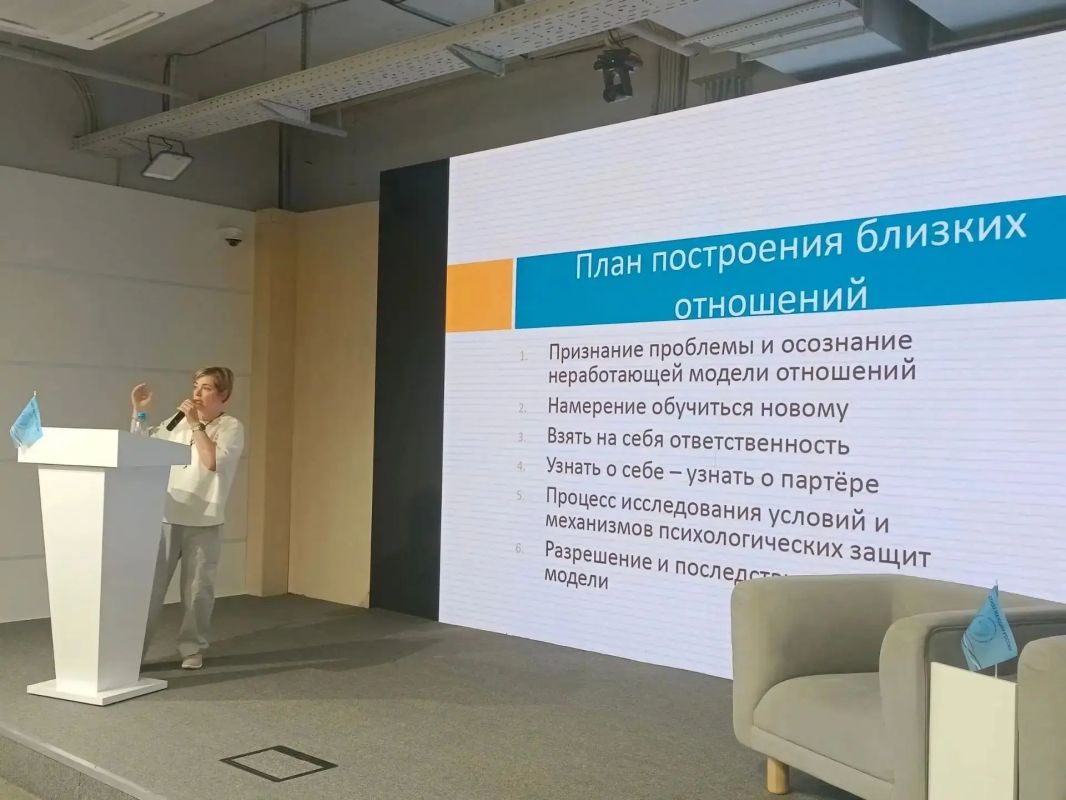 В Национальном центре «Россия» в рамках проекта «Семейная гостиная: бережно к ребенку, уважительно к семье» для молодых и уже зрелых семей, а также для специалистов центров помощи семье и детям региональным отделением «Союза... В Национальном центре «Россия» в рамках проекта «Семейная гостиная: бережно к ребенку, уважительно к семье» для молодых и уже зрелых семей, а также для специалистов центров помощи семье и детям региональным отделением «Союза...