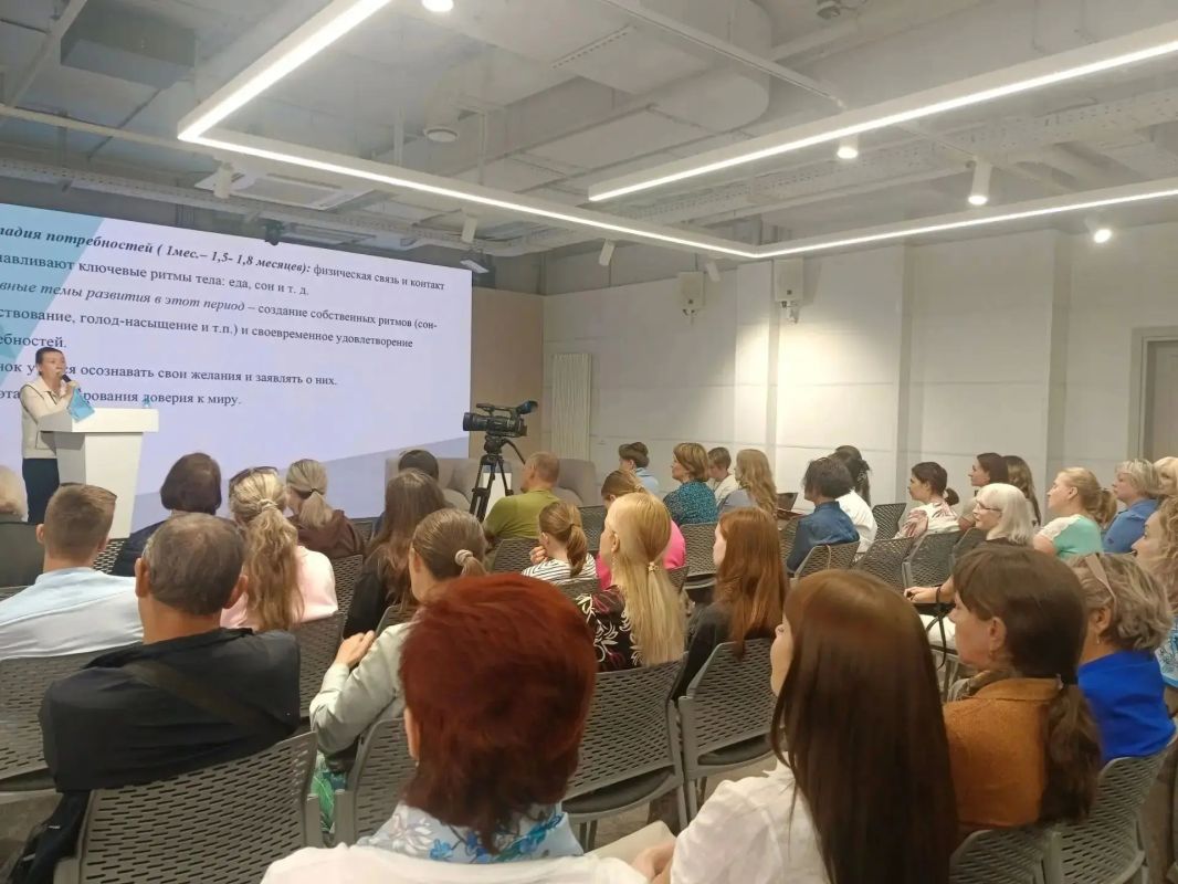 В Национальном центре «Россия» в рамках проекта «Семейная гостиная: бережно к ребенку, уважительно к семье» для молодых и уже зрелых семей, а также для специалистов центров помощи семье и детям региональным отделением «Союза... В Национальном центре «Россия» в рамках проекта «Семейная гостиная: бережно к ребенку, уважительно к семье» для молодых и уже зрелых семей, а также для специалистов центров помощи семье и детям региональным отделением «Союза...