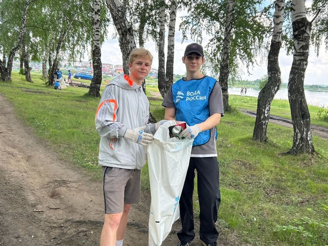 В Красноярском крае продолжается масштабная уборка берегов в рамках федерального проекта «Вода России» нацпроекта «Экологическое благополучие». В Красноярском крае продолжается масштабная уборка берегов в рамках федерального проекта «Вода России» нацпроекта «Экологическое благополучие».