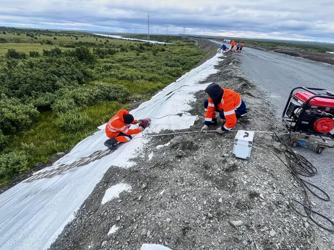 В Арктике стартовал ремонт дороги к аэропорту Алыкель В Арктике стартовал ремонт дороги к аэропорту Алыкель
