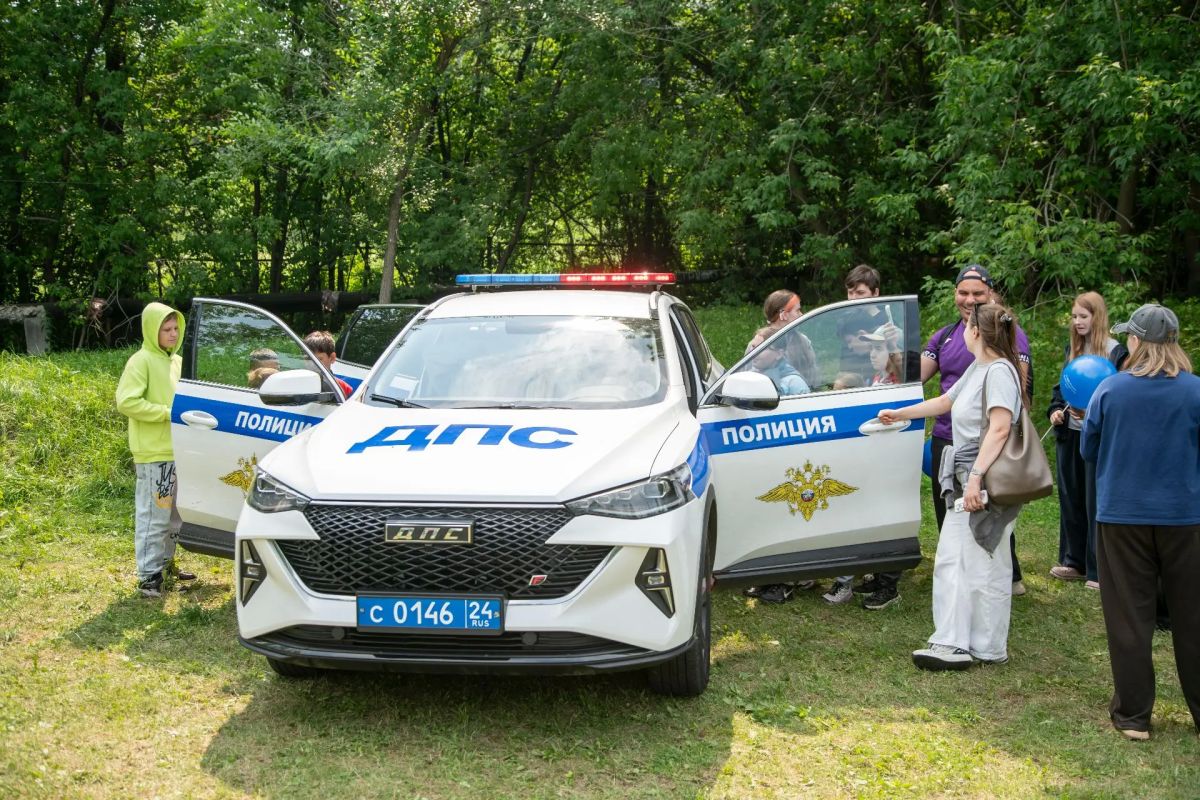 В детском оздоровительном лагере «Красэйр» прошёл настоящий день открытых дверей в мир полиции! В детском оздоровительном лагере «Красэйр» прошёл настоящий день открытых дверей в мир полиции!
