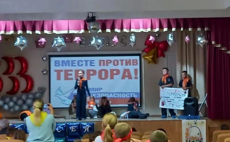«Террору – НЕТ!»: 9 отрядов Козульской школы №2 боролись за безопасное будущее «Террору – НЕТ!»: 9 отрядов Козульской школы №2 боролись за безопасное будущее