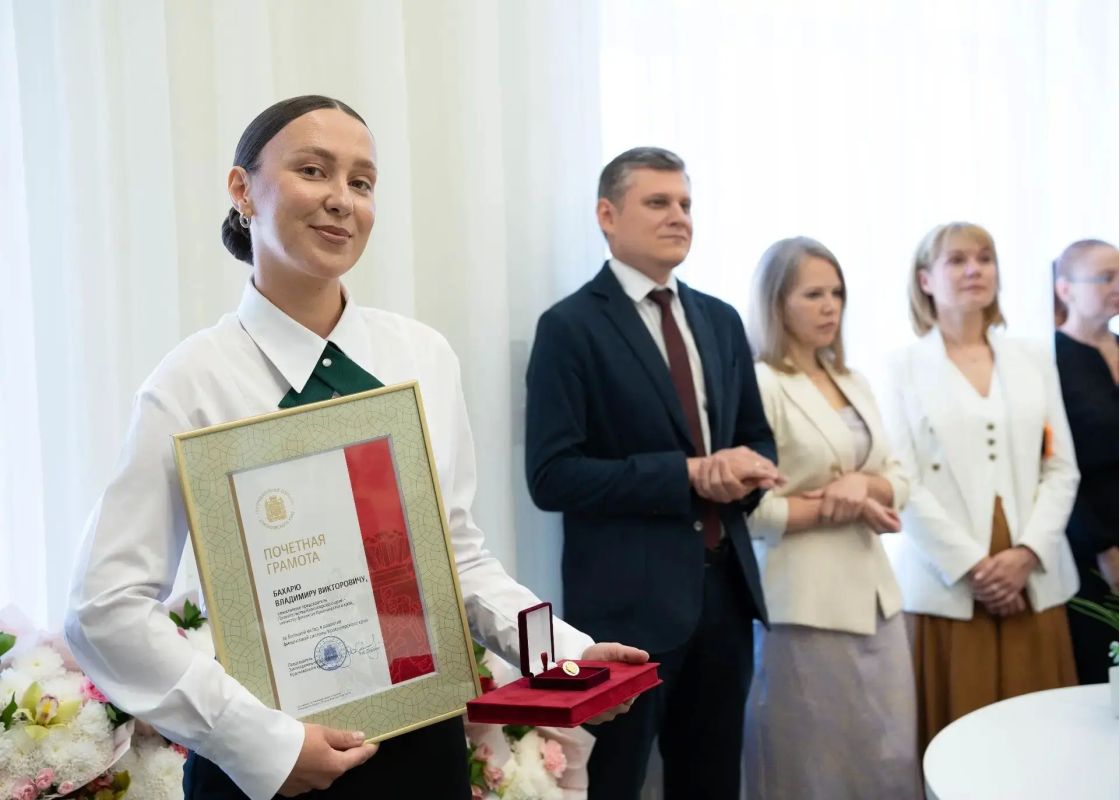 Коллектив министерства финансов Красноярского края выражает глубокую и искреннюю благодарность своему руководителю Бахарю Владимиру Викторовичу за незабываемые годы совместной работы! Коллектив министерства финансов Красноярского края выражает глубокую и искреннюю благодарность своему руководителю Бахарю Владимиру Викторовичу за незабываемые годы совместной работы!