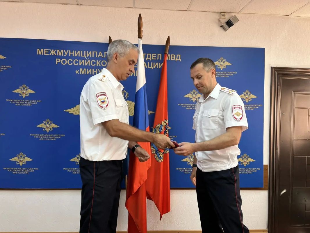 Заслуженные награды нашли своих героев: начальник минусинской полиции полковник полиции вручил ведомственные награды отличившимся сотрудникам Заслуженные награды нашли своих героев: начальник минусинской полиции полковник полиции вручил ведомственные награды отличившимся сотрудникам