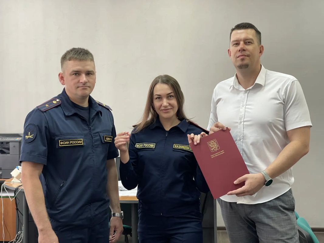 Сотрудница ЛИУ-37 получила ключи от служебной квартиры
