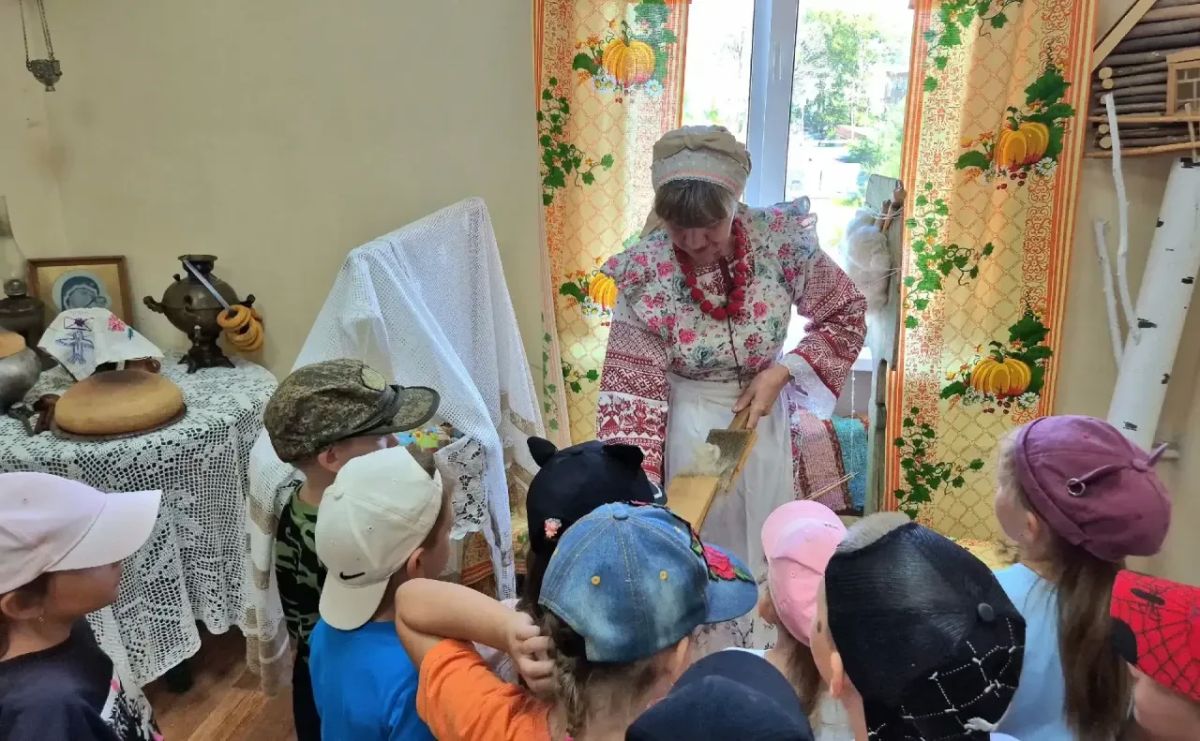 В Боготольском Дворце культуры малышей познакомили с русским бытом и традициями В Боготольском Дворце культуры малышей познакомили с русским бытом и традициями
