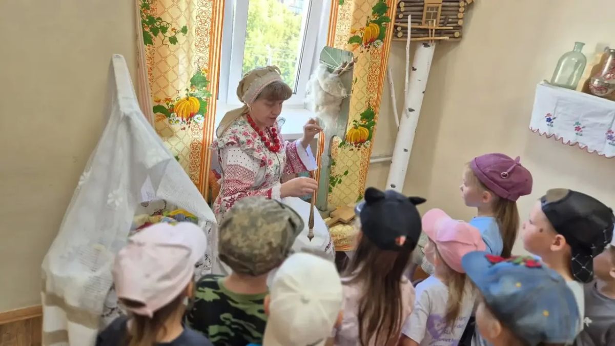 В Боготольском Дворце культуры малышей познакомили с русским бытом и традициями В Боготольском Дворце культуры малышей познакомили с русским бытом и традициями