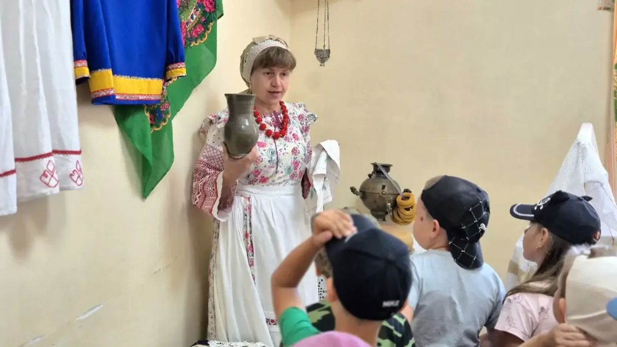 В Боготольском Дворце культуры малышей познакомили с русским бытом и традициями В Боготольском Дворце культуры малышей познакомили с русским бытом и традициями