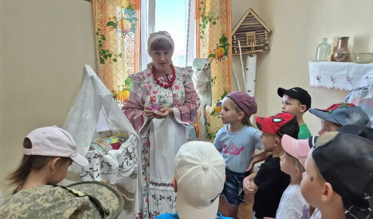 В Боготольском Дворце культуры малышей познакомили с русским бытом и традициями В Боготольском Дворце культуры малышей познакомили с русским бытом и традициями