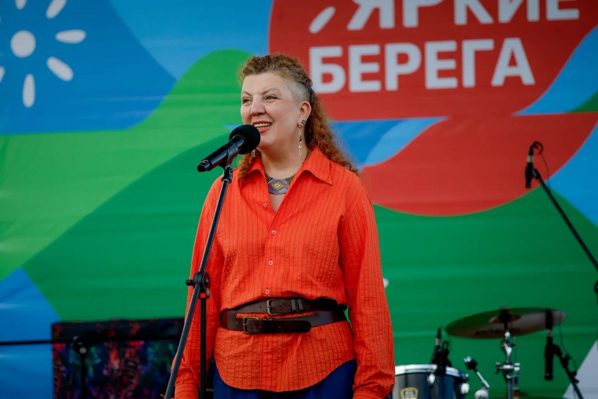А на сцене песни и стихи. В программе «ЯРких БЕРЕГОВ» принимают участие ветераны боевых действий, их родные и волонтёры городского проекта «Творческий фронт А на сцене песни и стихи. В программе «ЯРких БЕРЕГОВ» принимают участие ветераны боевых действий, их родные и волонтёры городского проекта «Творческий фронт