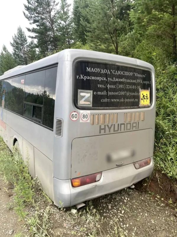 Автобус с детьми съехал в кювет по дороге в лагерь под Красноярском