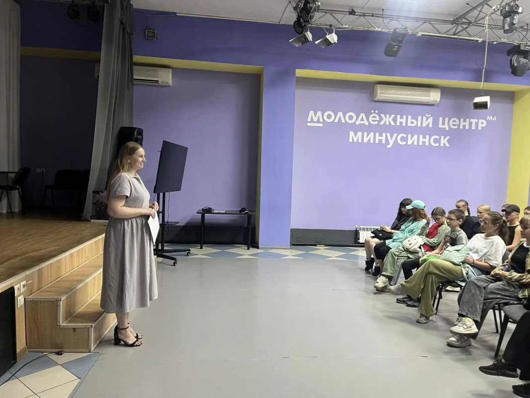 В Минусинске полицейские и общественники встретились с активистами трудовых отрядов старшеклассников, чтобы поговорить на серьёзные темы В Минусинске полицейские и общественники встретились с активистами трудовых отрядов старшеклассников, чтобы поговорить на серьёзные темы