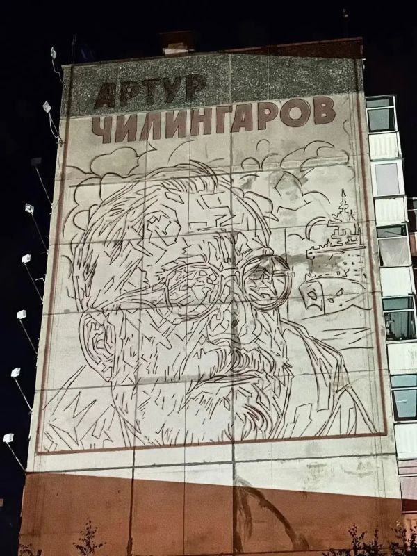 В Красноярске на улице Ястынской, 2 художники нанесли разметку нового мурала