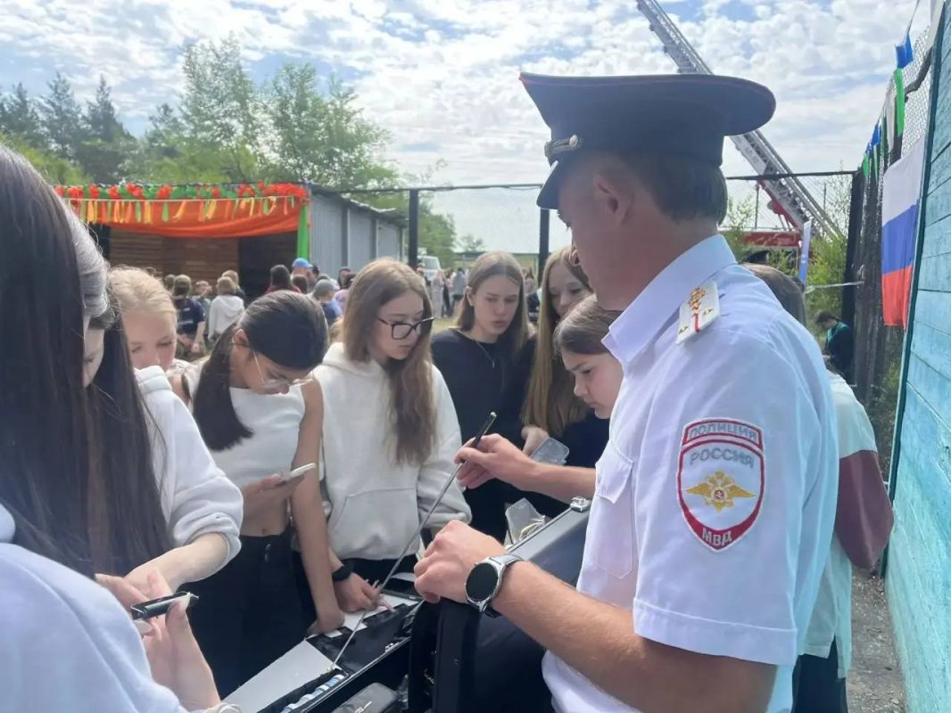 В минусинском детском лагере прошёл настоящий день открытых дверей в мир полиции! В минусинском детском лагере прошёл настоящий день открытых дверей в мир полиции!